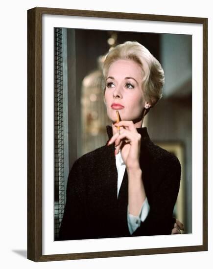 Les Oiseaux THE BIRDS d'Alfred Hitchcock with Tippi Hedren, 1963 (photo)-null-Framed Photo