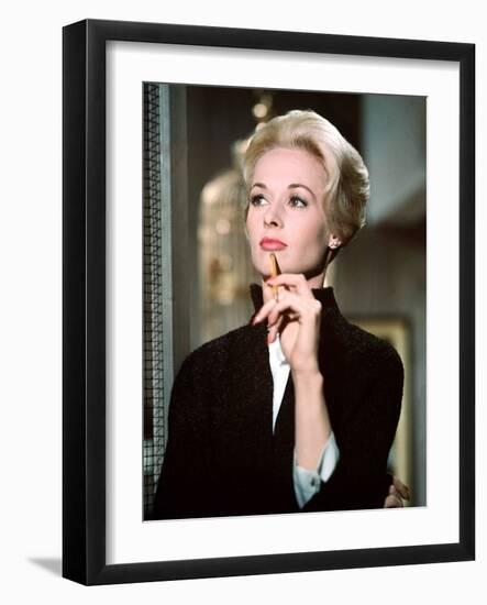 Les Oiseaux THE BIRDS d'Alfred Hitchcock with Tippi Hedren, 1963 (photo)-null-Framed Photo