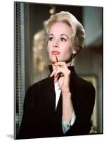 Les Oiseaux THE BIRDS d'Alfred Hitchcock with Tippi Hedren, 1963 (photo)-null-Mounted Photo