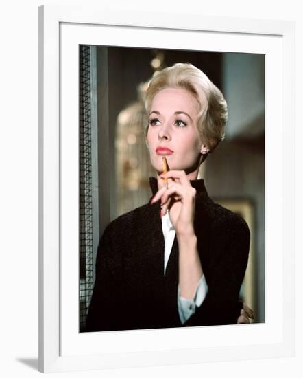 Les Oiseaux THE BIRDS d'Alfred Hitchcock with Tippi Hedren, 1963 (photo)-null-Framed Photo