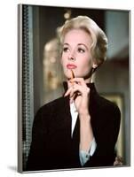 Les Oiseaux THE BIRDS d'Alfred Hitchcock with Tippi Hedren, 1963 (photo)-null-Framed Photo