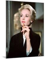 Les Oiseaux THE BIRDS d'Alfred Hitchcock with Tippi Hedren, 1963 (photo)-null-Mounted Photo