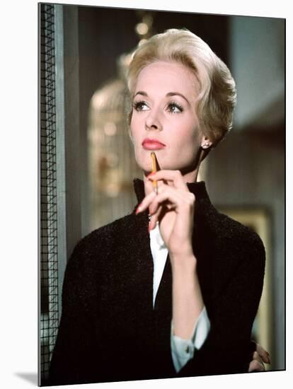 Les Oiseaux THE BIRDS d'Alfred Hitchcock with Tippi Hedren, 1963 (photo)-null-Mounted Photo