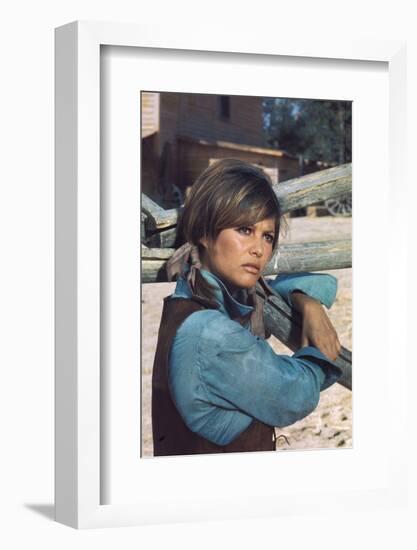 LES PETROLEUSE, 1971 directed by CHRISTIAN-JAQUE Claudia Cardinale (photo)-null-Framed Photo