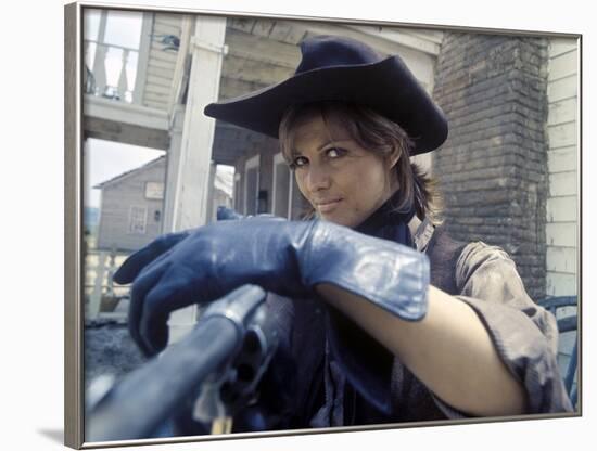 LES PETROLEUSE, 1971 directed by CHRISTIAN-JAQUE Claudia Cardinale (photo)-null-Framed Photo