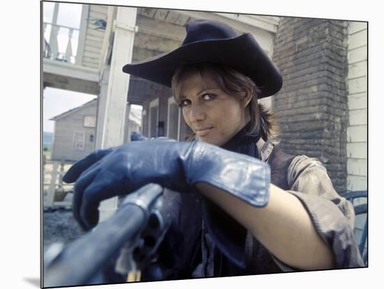 LES PETROLEUSE, 1971 directed by CHRISTIAN-JAQUE Claudia Cardinale (photo)-null-Mounted Photo