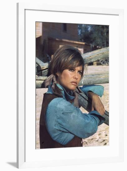 LES PETROLEUSE, 1971 directed by CHRISTIAN-JAQUE Claudia Cardinale (photo)-null-Framed Photo