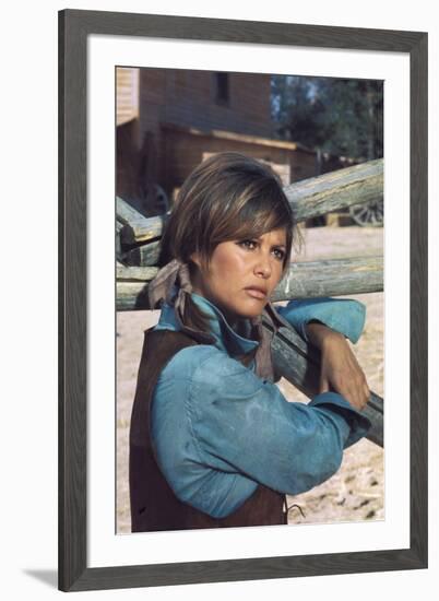 LES PETROLEUSE, 1971 directed by CHRISTIAN-JAQUE Claudia Cardinale (photo)-null-Framed Photo