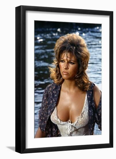 LES PETROLEUSE, 1971 directed by CHRISTIAN-JAQUE Claudia Cardinale (photo)-null-Framed Photo