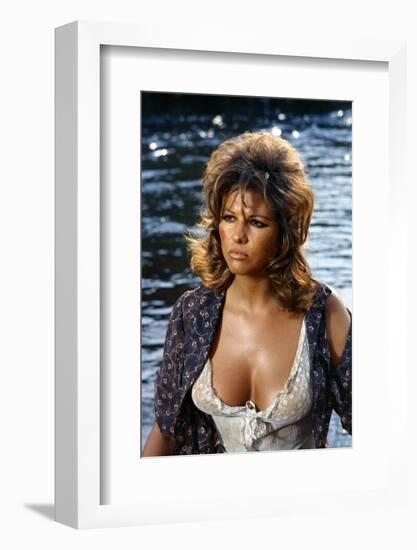 LES PETROLEUSE, 1971 directed by CHRISTIAN-JAQUE Claudia Cardinale (photo)-null-Framed Photo