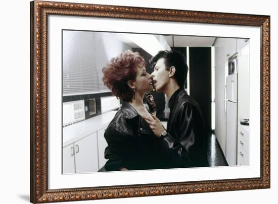 Les predateurs THE HUNGER by Tony Scott with Ann Magnuson and David Bowie, 1983 (photo)-null-Framed Photo