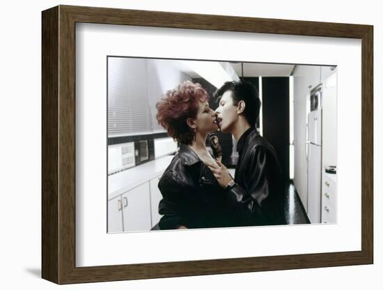 Les predateurs THE HUNGER by Tony Scott with Ann Magnuson and David Bowie, 1983 (photo)-null-Framed Photo