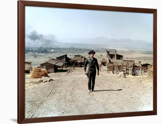 Les sept Mercenaires The MAGNIFICENT SEVEN by John Sturges with Yul Brynner, 1960 (photo)-null-Framed Photo