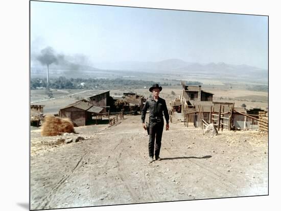 Les sept Mercenaires The MAGNIFICENT SEVEN by John Sturges with Yul Brynner, 1960 (photo)-null-Mounted Photo