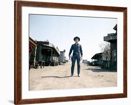 Les sept Mercenaires The MAGNIFICENT SEVEN by John Sturges with Yul Brynner, 1960 (photo)-null-Framed Photo