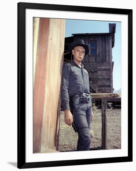 Les Sept Mercenaires The MAGNIFICENT SEVEN by JohnSturges with Yul Brynner, 1960 (photo)-null-Framed Photo