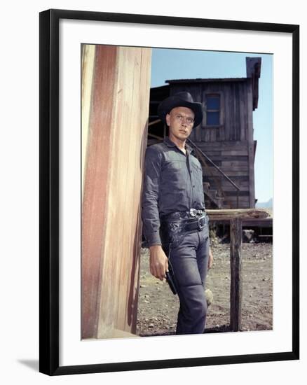 Les Sept Mercenaires The MAGNIFICENT SEVEN by JohnSturges with Yul Brynner, 1960 (photo)-null-Framed Photo