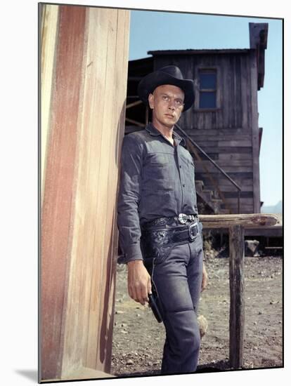 Les Sept Mercenaires The MAGNIFICENT SEVEN by JohnSturges with Yul Brynner, 1960 (photo)-null-Mounted Photo