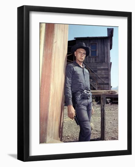 Les Sept Mercenaires The MAGNIFICENT SEVEN by JohnSturges with Yul Brynner, 1960 (photo)-null-Framed Photo