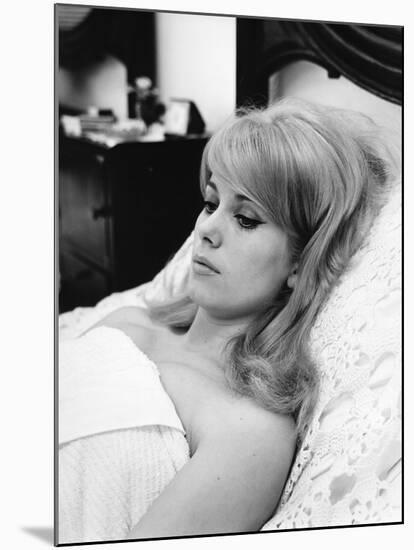 LES VACANCES PORTUGAISES, 1963 directed by PIERRE KAST Catherine Deneuve (b/w photo)-null-Mounted Photo