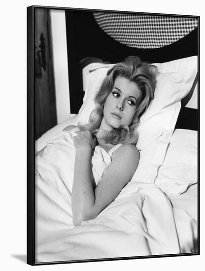 LES VACANCES PORTUGAISES, 1963 directed by PIERRE KAST Catherine Deneuve (b/w photo)-null-Framed Photo