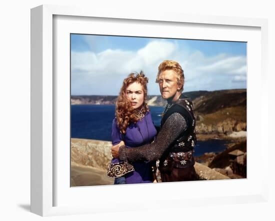 Les Vikings by Richard Fleischer with Kirk Douglas and Janet Leigh en, 1958 (photo)-null-Framed Photo