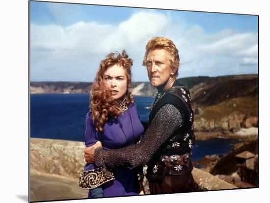 Les Vikings by Richard Fleischer with Kirk Douglas and Janet Leigh en, 1958 (photo)-null-Mounted Photo