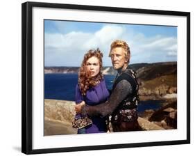 Les Vikings by Richard Fleischer with Kirk Douglas and Janet Leigh en, 1958 (photo)-null-Framed Photo