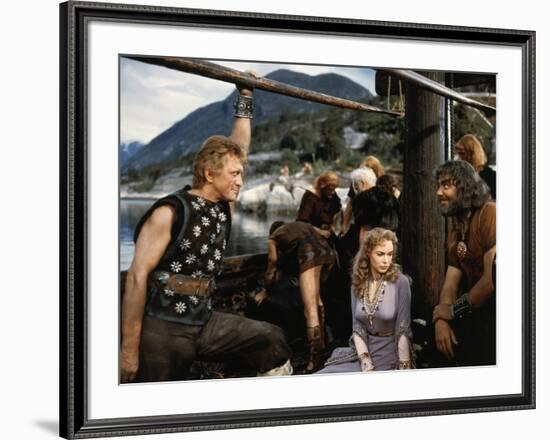 Les Vikings by Richard Fleischer with Kirk Douglas, Janet Leigh and Ernest Borgnine en, 1958 (photo-null-Framed Photo