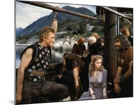 Les Vikings by Richard Fleischer with Kirk Douglas, Janet Leigh and Ernest Borgnine en, 1958 (photo-null-Mounted Photo