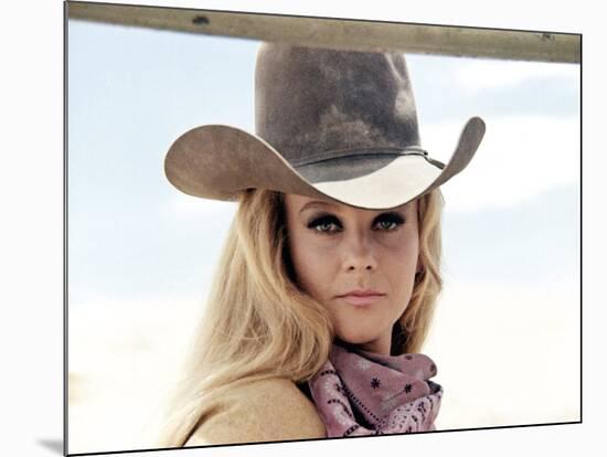 Les Voleurs by Trains THE TRAIN ROBBERS by BurtKennedy with Ann-Margret, 1973 (photo)-null-Mounted Photo