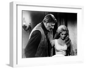 Les Voleurs by Trains THE TRAIN ROBBERS by BurtKennedy with John Wayne and Ann-Margret, 1973 (b/w p-null-Framed Photo