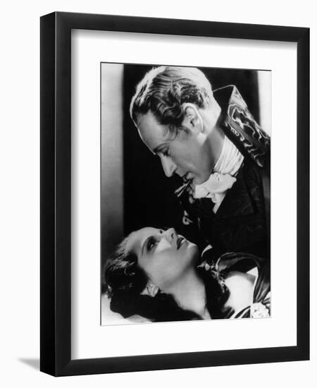 Leslie Howard and Merle Oberon: The Scarlet Pimpernel, 1934-null-Framed Premium Photographic Print