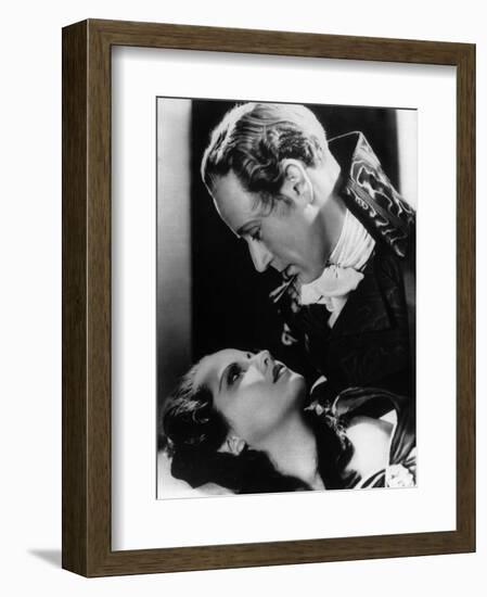 Leslie Howard and Merle Oberon: The Scarlet Pimpernel, 1934-null-Framed Photographic Print