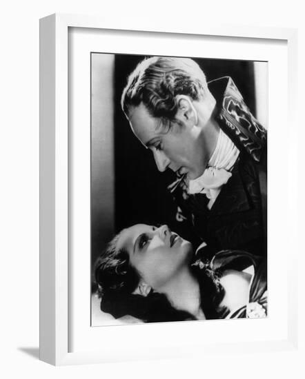 Leslie Howard and Merle Oberon: The Scarlet Pimpernel, 1934-null-Framed Photographic Print