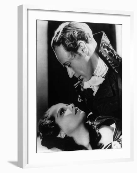 Leslie Howard and Merle Oberon: The Scarlet Pimpernel, 1934-null-Framed Photographic Print