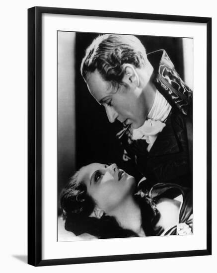 Leslie Howard and Merle Oberon: The Scarlet Pimpernel, 1934-null-Framed Photographic Print