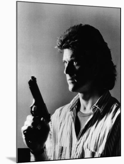 LETHAL WEAPON, 1987 directed by RICHARD DONNER Mel Gibson (b/w photo)-null-Mounted Photo