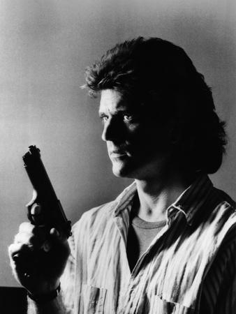 https://imgc.allpostersimages.com/img/posters/lethal-weapon-1987-directed-by-richard-donner-mel-gibson-b-w-photo_u-L-Q1C139J0.jpg?artPerspective=n