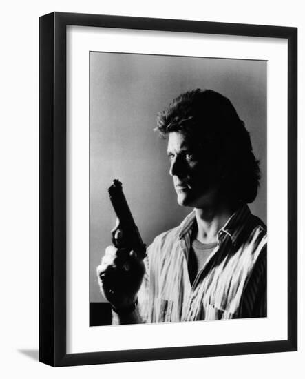 LETHAL WEAPON, 1987 directed by RICHARD DONNER Mel Gibson (b/w photo)-null-Framed Photo