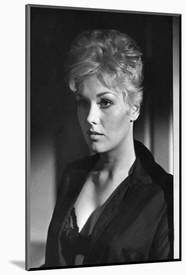 Liaisons Secretes STRANGERS WHEN WE MEET by Richard Quine with Kim Novak, 1960 (b/w photo)-null-Mounted Photo