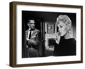 Liaisons Secretes STRANGERS WHEN WE MEET by Richard Quine with Kim Novak and Kirk Douglas, 1960 (b/-null-Framed Photo