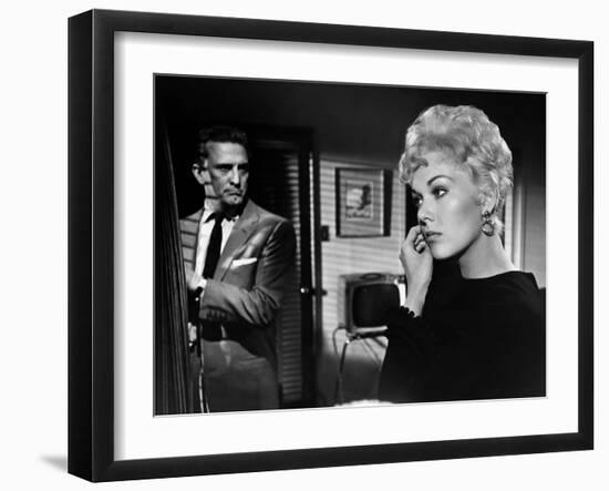 Liaisons Secretes STRANGERS WHEN WE MEET by Richard Quine with Kim Novak and Kirk Douglas, 1960 (b/-null-Framed Photo