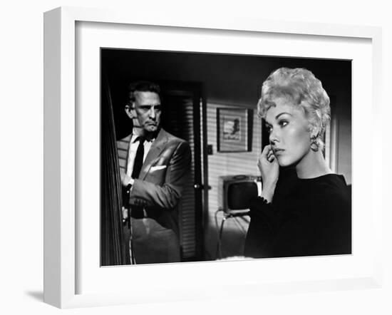 Liaisons Secretes STRANGERS WHEN WE MEET by Richard Quine with Kim Novak and Kirk Douglas, 1960 (b/-null-Framed Photo