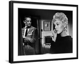 Liaisons Secretes STRANGERS WHEN WE MEET by Richard Quine with Kim Novak and Kirk Douglas, 1960 (b/-null-Framed Photo