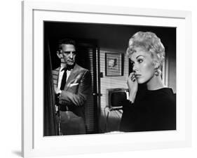 Liaisons Secretes STRANGERS WHEN WE MEET by Richard Quine with Kim Novak and Kirk Douglas, 1960 (b/-null-Framed Photo