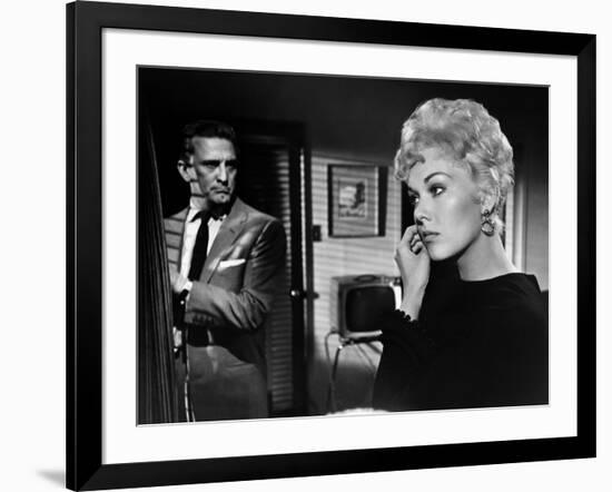 Liaisons Secretes STRANGERS WHEN WE MEET by Richard Quine with Kim Novak and Kirk Douglas, 1960 (b/-null-Framed Photo