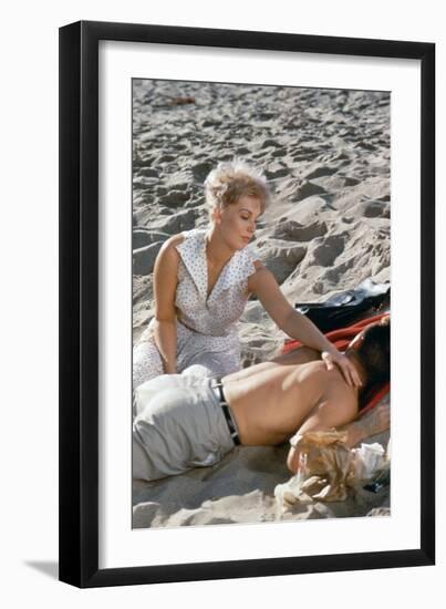 Liaisons Secretes STRANGERS WHEN WE MEET by Richard Quine with Kim Novak and Kirk Douglas, 1960 (ph-null-Framed Photo