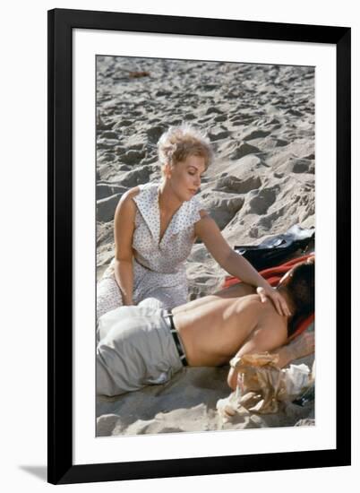 Liaisons Secretes STRANGERS WHEN WE MEET by Richard Quine with Kim Novak and Kirk Douglas, 1960 (ph-null-Framed Photo