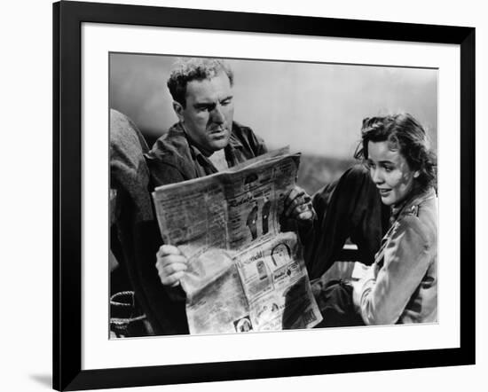 Lifeboat by Alfred Hitchcock with William Bendix and Mary Anderson, 1944 (b/w photo)-null-Framed Photo